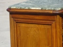 Table de chevet Louis XV en noyer avec plateau en marbre