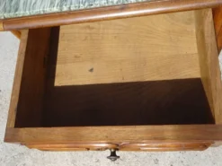Table de chevet Louis XV en noyer avec plateau en marbre