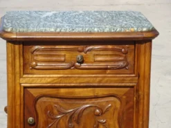 Table de chevet Louis XV en noyer avec plateau en marbre