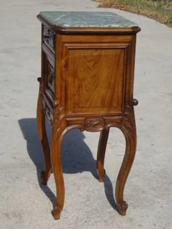 Table de chevet Louis XV en noyer avec plateau en marbre
