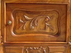 Table de chevet Louis XV en noyer avec plateau en marbre