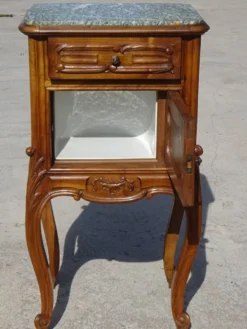 Table de chevet Louis XV en noyer avec plateau en marbre
