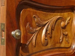 Table de chevet Louis XV en noyer avec plateau en marbre