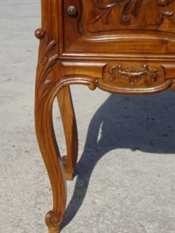 Table de chevet Louis XV en noyer avec plateau en marbre