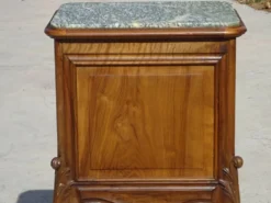 Table de chevet Louis XV en noyer avec plateau en marbre
