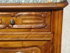 Table de chevet Louis XV en noyer avec plateau en marbre