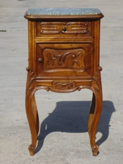 Table de chevet Louis XV en noyer avec plateau en marbre