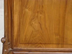 Table de chevet Louis XV en noyer avec plateau en marbre