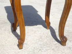 Table de chevet Louis XV en noyer avec plateau en marbre