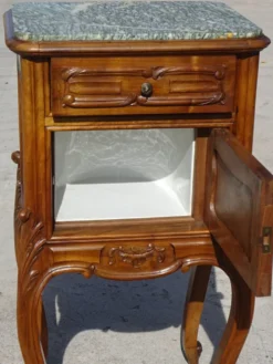 Table de chevet Louis XV en noyer avec plateau en marbre