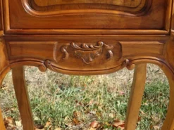 Table de chevet Louis XV en noyer avec plateau en marbre