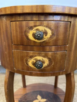 Table de chevet marquetée de style Louis XV – 2 tiroirs – décor floral
