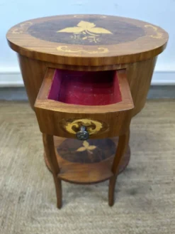 Table de chevet marquetée de style Louis XV – 2 tiroirs – décor floral