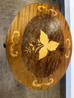 Table de chevet marquetée de style Louis XV – 2 tiroirs – décor floral