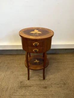 Table de chevet marquetée de style Louis XV – 2 tiroirs – décor floral