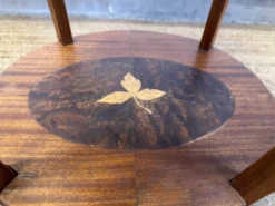 Table de chevet marquetée de style Louis XV – 2 tiroirs – décor floral