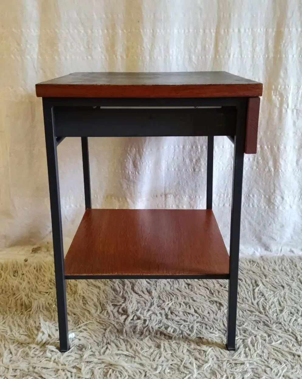 Table de chevet moderniste en bois et métal - années 50/60