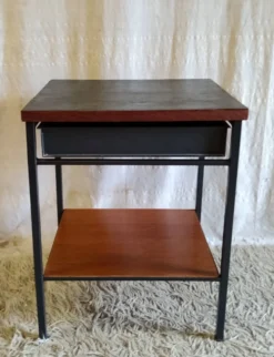 Table de chevet moderniste en bois et métal - années 50/60