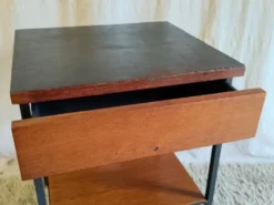 Table de chevet moderniste en bois et métal - années 50/60