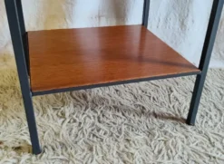 Table de chevet moderniste en bois et métal - années 50/60