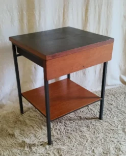Table de chevet moderniste en bois et métal - années 50/60