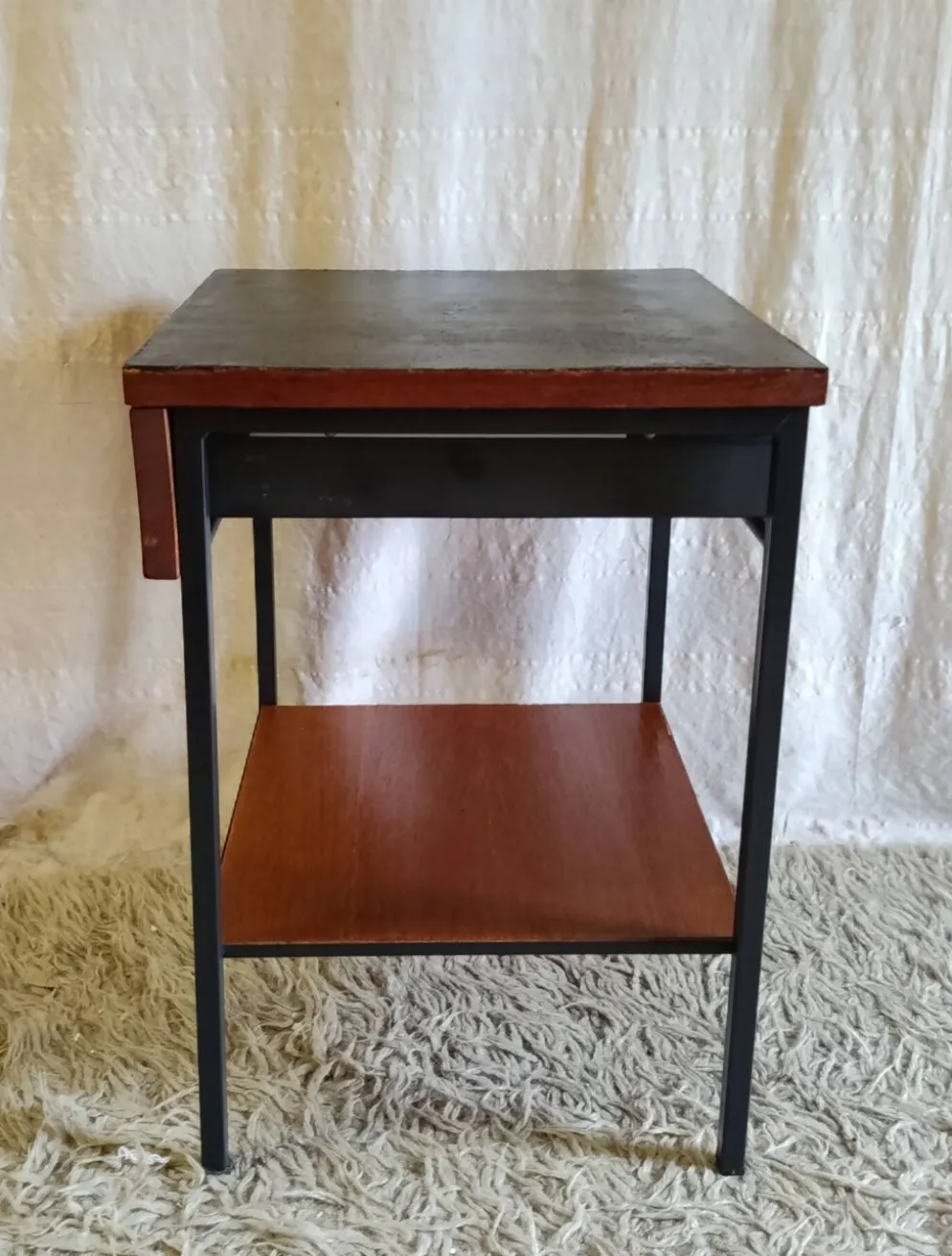 Table de chevet moderniste en bois et métal - années 50/60
