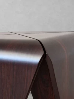 Table de chevet Petalas par Jorge Zalszupin, bois de rose