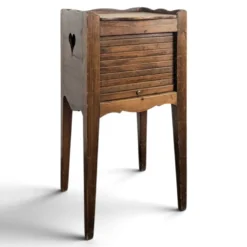 Table de chevet à rideau Louis XVI en noyer à cœurs ajourés