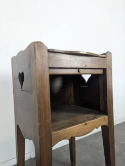 Table de chevet à rideau Louis XVI en noyer à cœurs ajourés