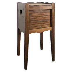 Table de chevet à rideau Louis XVI en noyer à cœurs ajourés