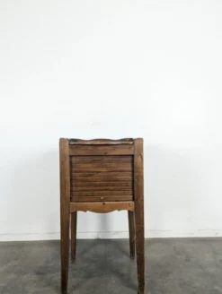 Table de chevet à rideau Louis XVI en noyer à cœurs ajourés