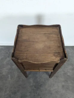 Table de chevet à rideau Louis XVI en noyer à cœurs ajourés