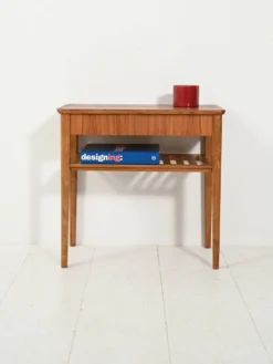 Table de chevet scandinave avec étagère à lattes