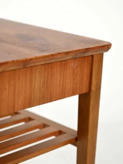 Table de chevet scandinave avec étagère à lattes