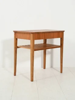 Table de chevet scandinave avec étagère à lattes