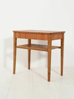 Table de chevet scandinave avec étagère à lattes