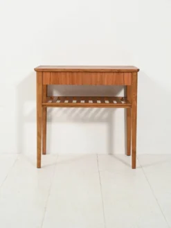 Table de chevet scandinave avec étagère à lattes
