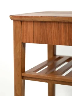 Table de chevet scandinave avec étagère à lattes