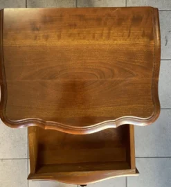 Table de chevet, style Louis XV–un tiroir