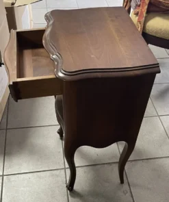 Table de chevet, style Louis XV–un tiroir
