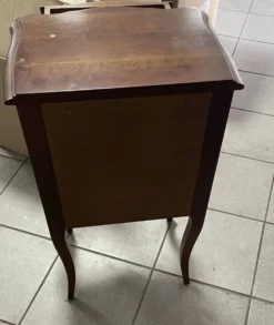 Table de chevet, style Louis XV–un tiroir