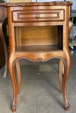 Table de chevet, style Louis XV–un tiroir