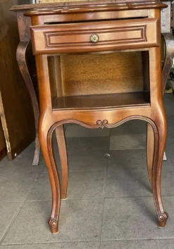 Table de chevet, style Louis XV–un tiroir