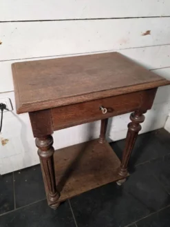 Table de chevet style Louis XVI en chêne massif