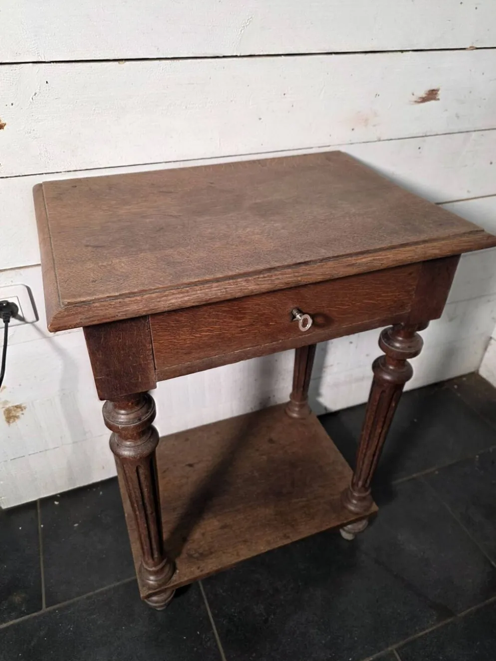 Table de chevet style Louis XVI en chêne massif