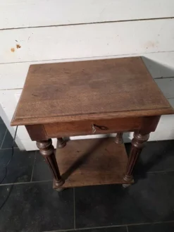Table de chevet style Louis XVI en chêne massif