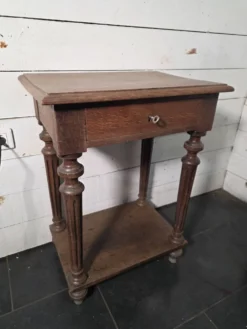 Table de chevet style Louis XVI en chêne massif