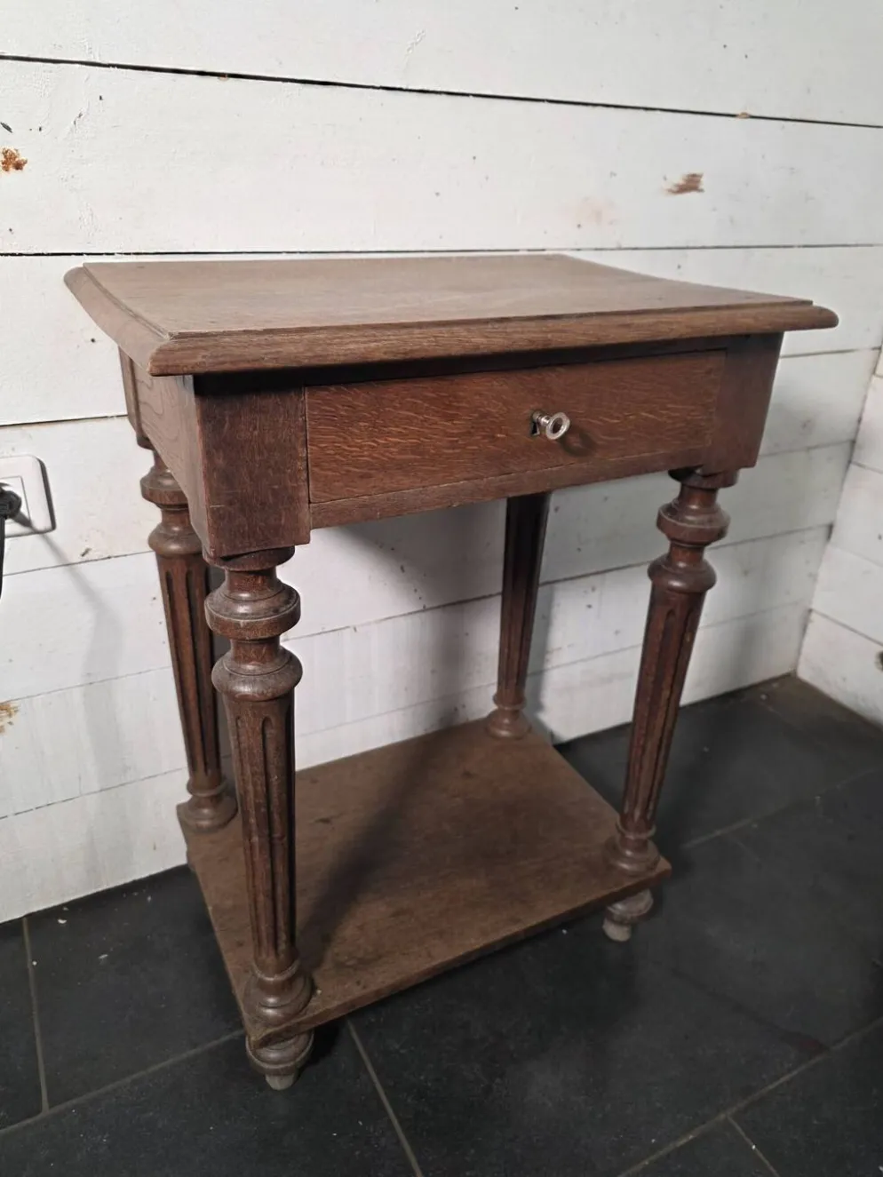 Table de chevet style Louis XVI en chêne massif