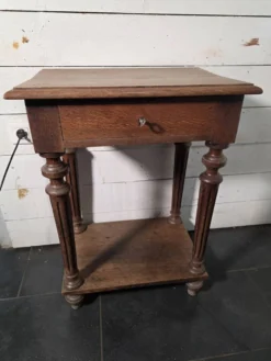 Table de chevet style Louis XVI en chêne massif