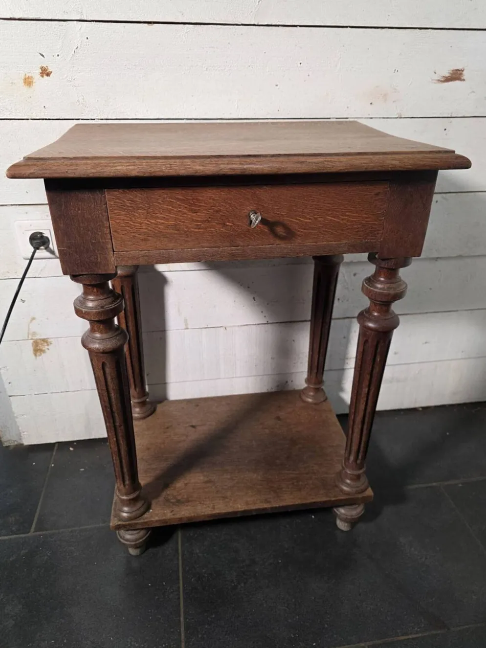 Table de chevet style Louis XVI en chêne massif